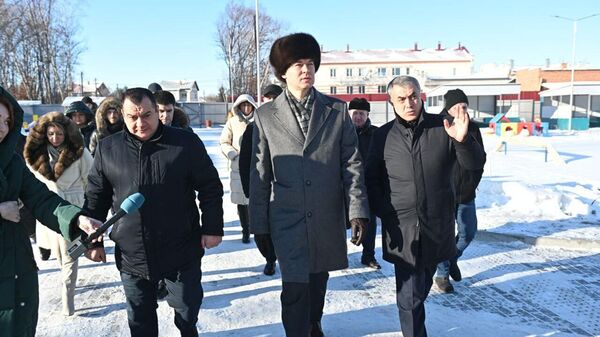 Глава Хабаровского края Михаил Дегтярев во время проверки хода строительства социальных объектов в регионе