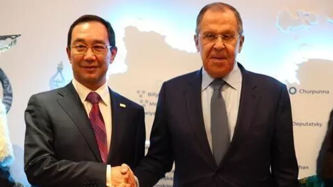 Глава Якутии Айсен Николаев и министр иностранных дел РФ Сергей Лавров во время встречи