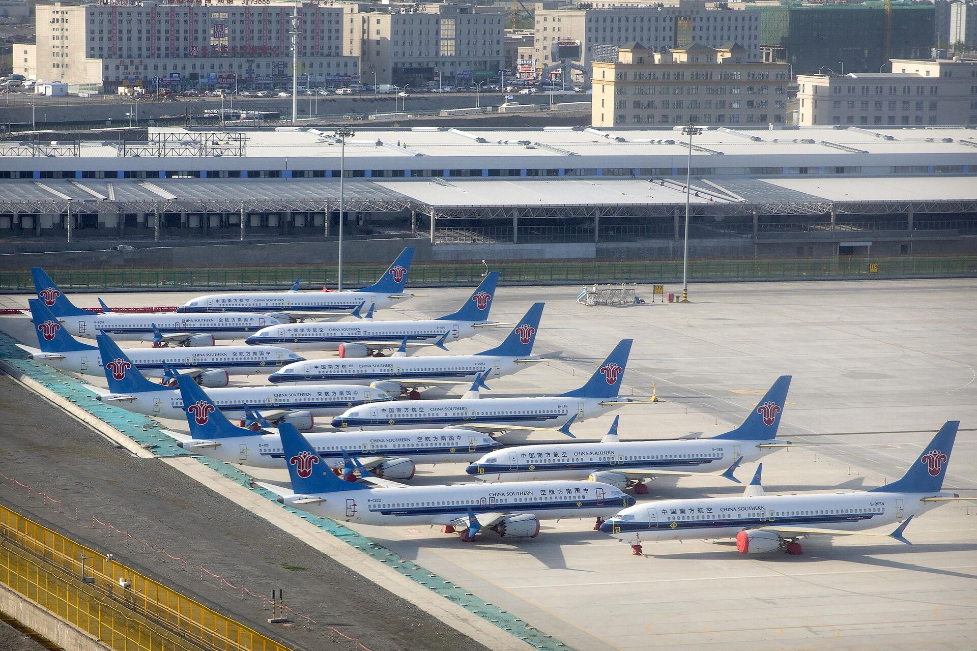 Самолеты Boeing 737 Max авиакомпании China Southern Airlines припаркованы на краю взлетно-посадочной полосы в международном аэропорту Урумчи Дивопу - РИА Новости, 1920, 25.11.2024