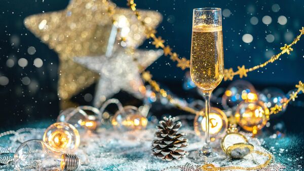 Бокал шампанского в новогоднюю ночь