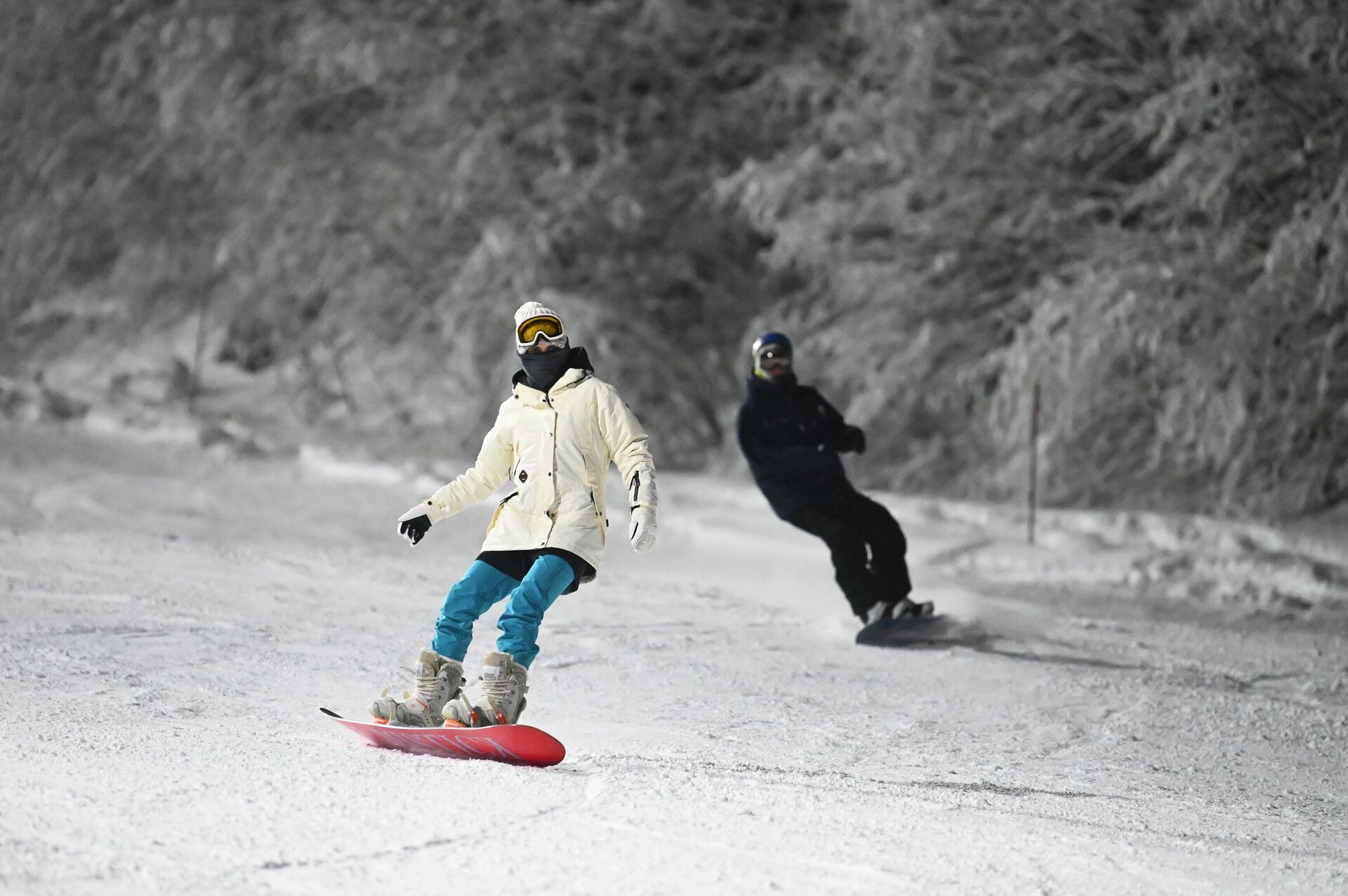 Спуск на горных лыжах. Для катания зимой. Альпика вечернее катание. Красная Поляна декабрь 2022. Вечернее катание альпика