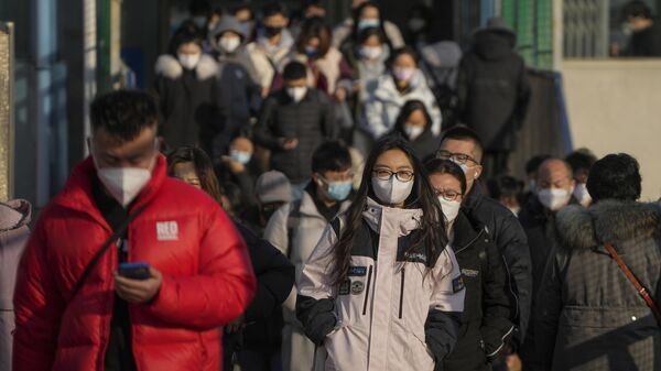 Прохожие в масках в Пекине