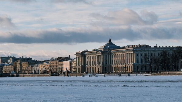 Река Нева и Университетская набережная в Санкт-Петербурге