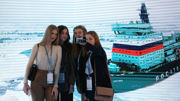 Девушки на стенде госкорпорации Росатом на выставке в рамках XII Международного форума Арктика: настоящее и будущее в Санкт-Петербурге