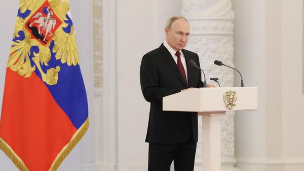 Президент РФ Владимир Путин выступает на торжественном приеме в Кремле накануне Дня Героев Отечества