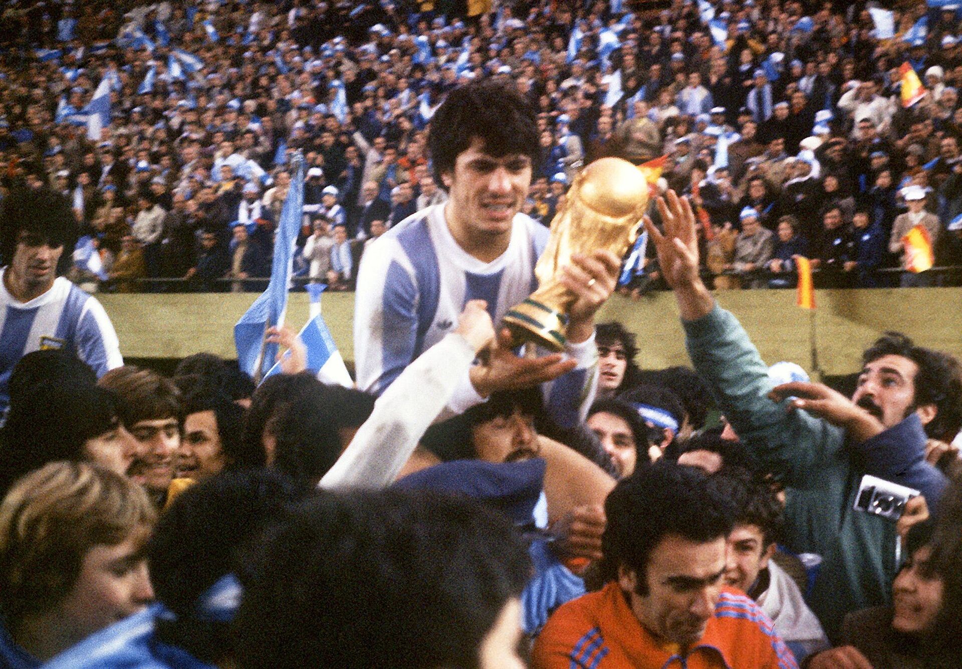 Аргентинский футболист Даниэль Пассарелла после победы на чемпионате мира в 1978 году - РИА Новости, 1920, 08.12.2022
