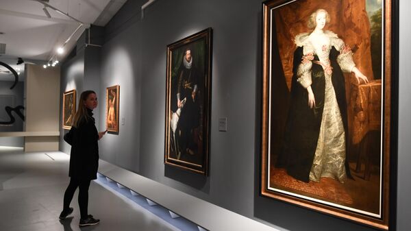Посетители на выставке Под знаком Рубенса. Фламандская живопись XVII века из музеев и частных собраний России