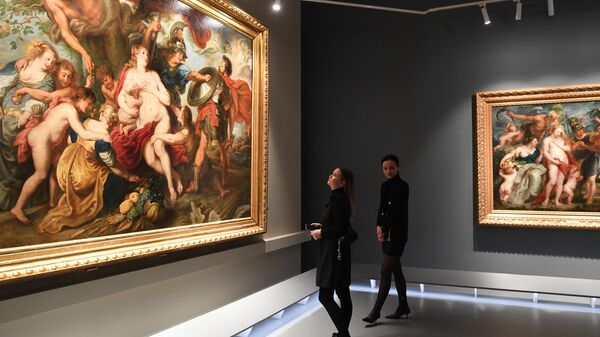 Посетители на выставке Под знаком Рубенса. Фламандская живопись XVII века из музеев и частных собраний России