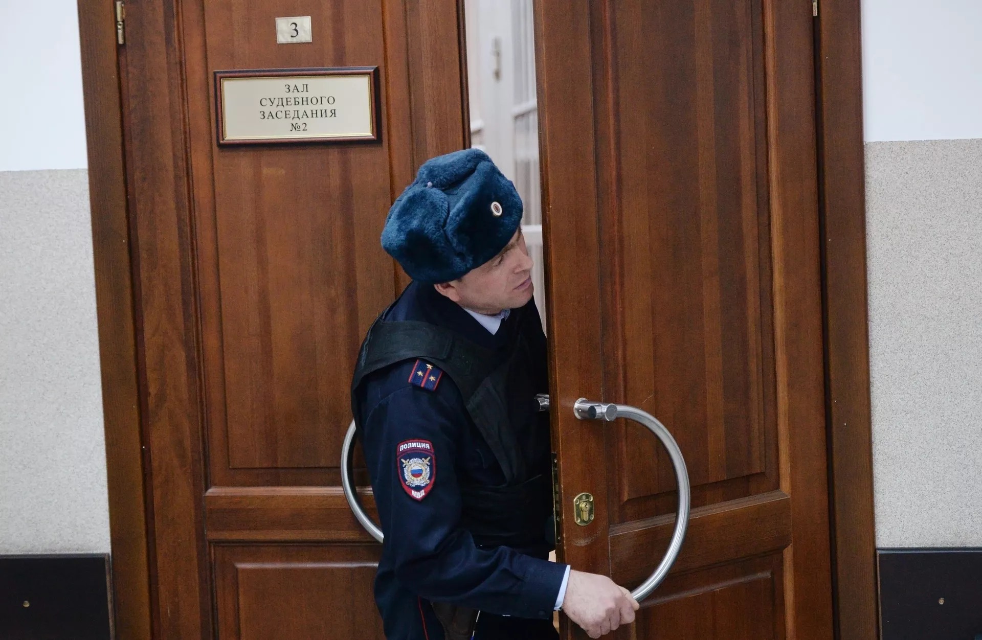 Сотрудник полиции выходит из зала судебных заеданий Заводского районного суда в Кемерове Сотрудник полиции выходит из зала судебных заеданий Заводского районного суда в Кемерове - РИА Новости, 1920, 08.12.2022
