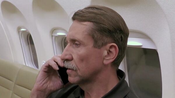 Виктор Бут разговаривает с родственниками в самолете после процесса обмена