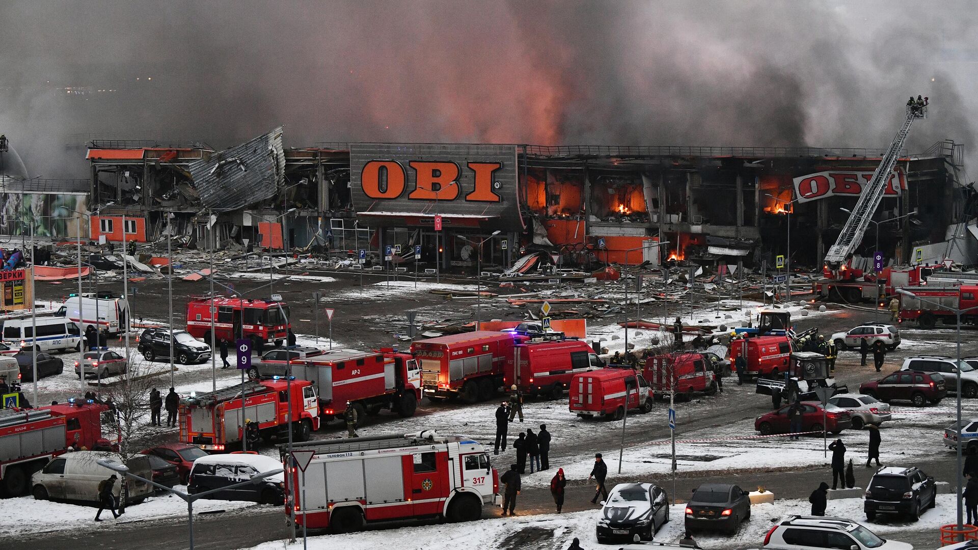 Пожарные машины у магазина OBI в торговом центре МЕГА Химки, где начался пожар - РИА Новости, 1920, 09.12.2022