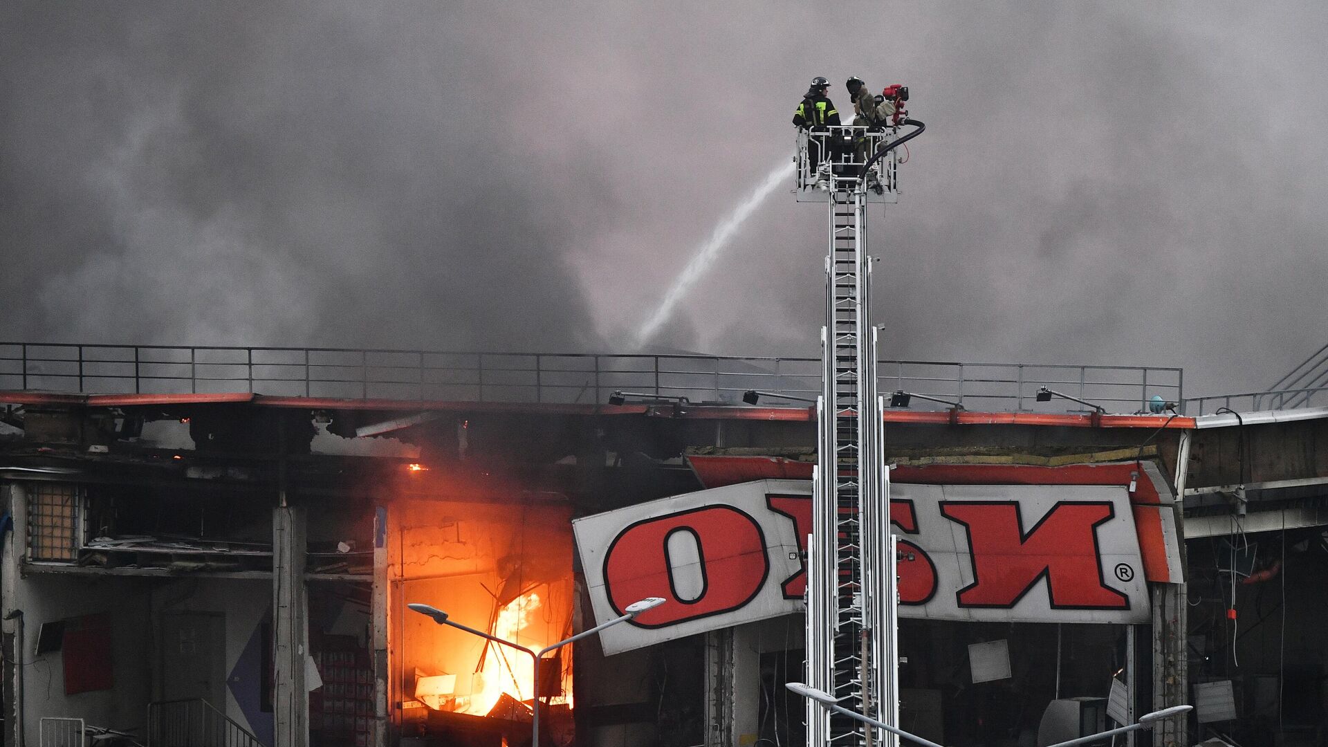 Пожарные тушат возгорание в магазине OBI в торговом центре МЕГА Химки - РИА Новости, 1920, 09.12.2022
