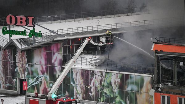 Пожарные тушат возгорание в магазине OBI в торговом центре МЕГА Химки