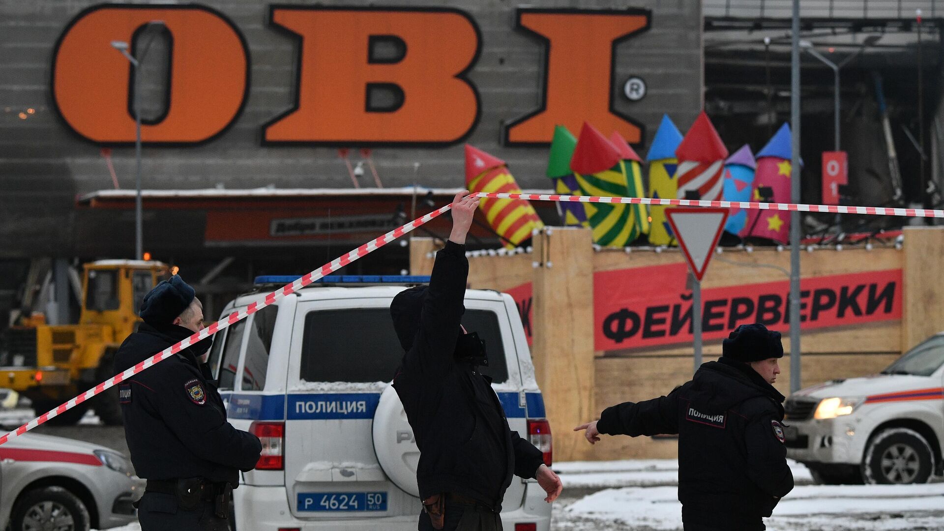 Сотрудники полиции рядом с магазином OBI в торговом центре МЕГА Химки, где начался пожар - РИА Новости, 1920, 16.12.2022