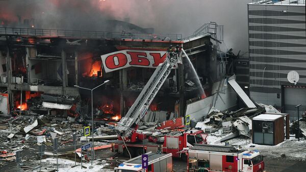 Пожарные машины у магазина OBI в торговом центре МЕГА Химки, где начался пожар