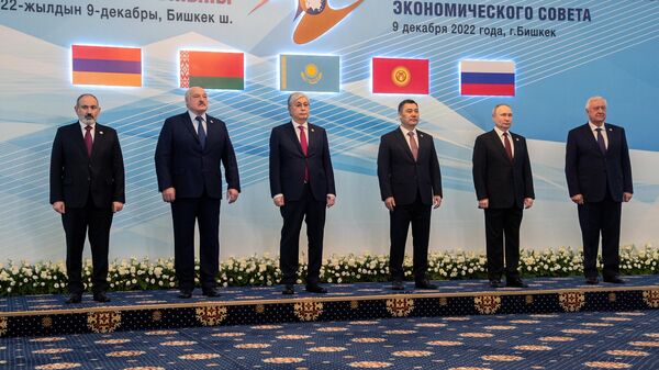 Президент РФ Владимир Путин на церемонии фотографирования глав делегаций государств-участников Высшего Евразийского экономического совета на саммите стран - участниц Евразийского экономического союза в Бишкеке