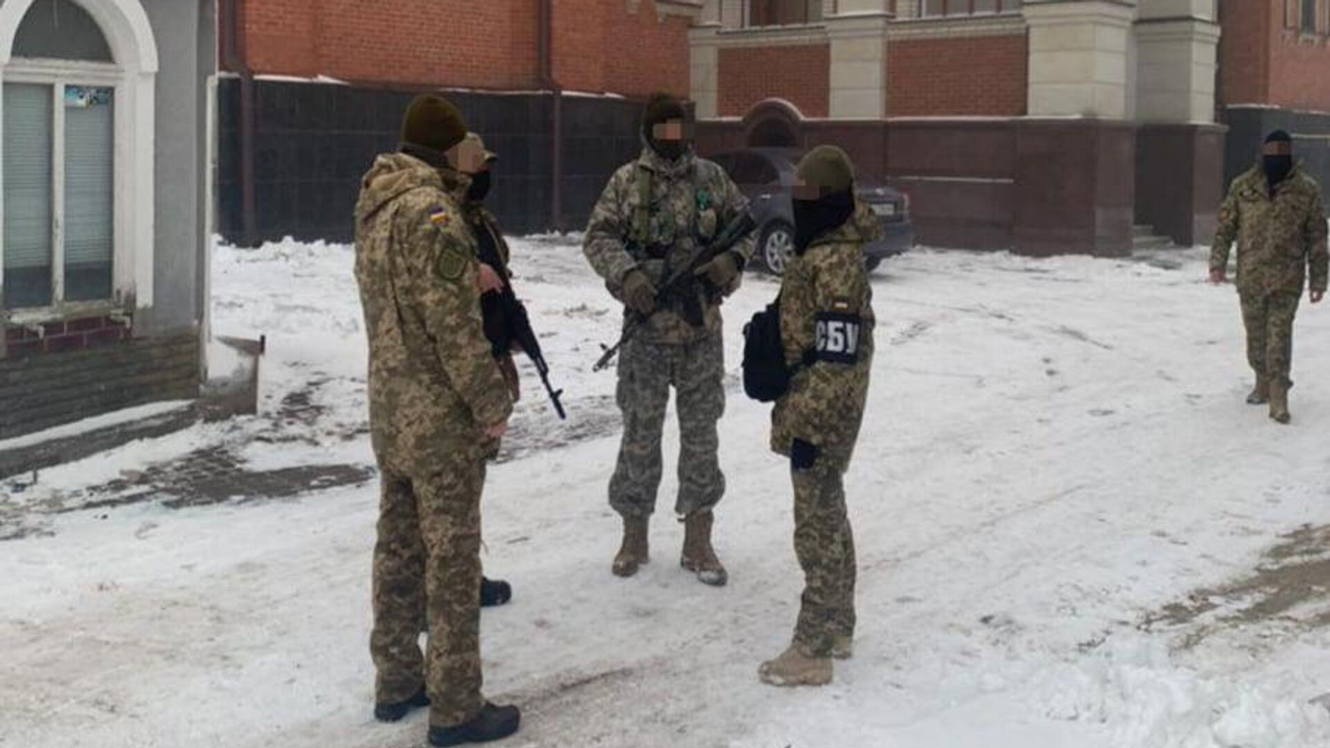 Сотрудники СБУ во время обысков в Свято-Покровском кафедральном соборе Борисполя - РИА Новости, 1920, 26.12.2022