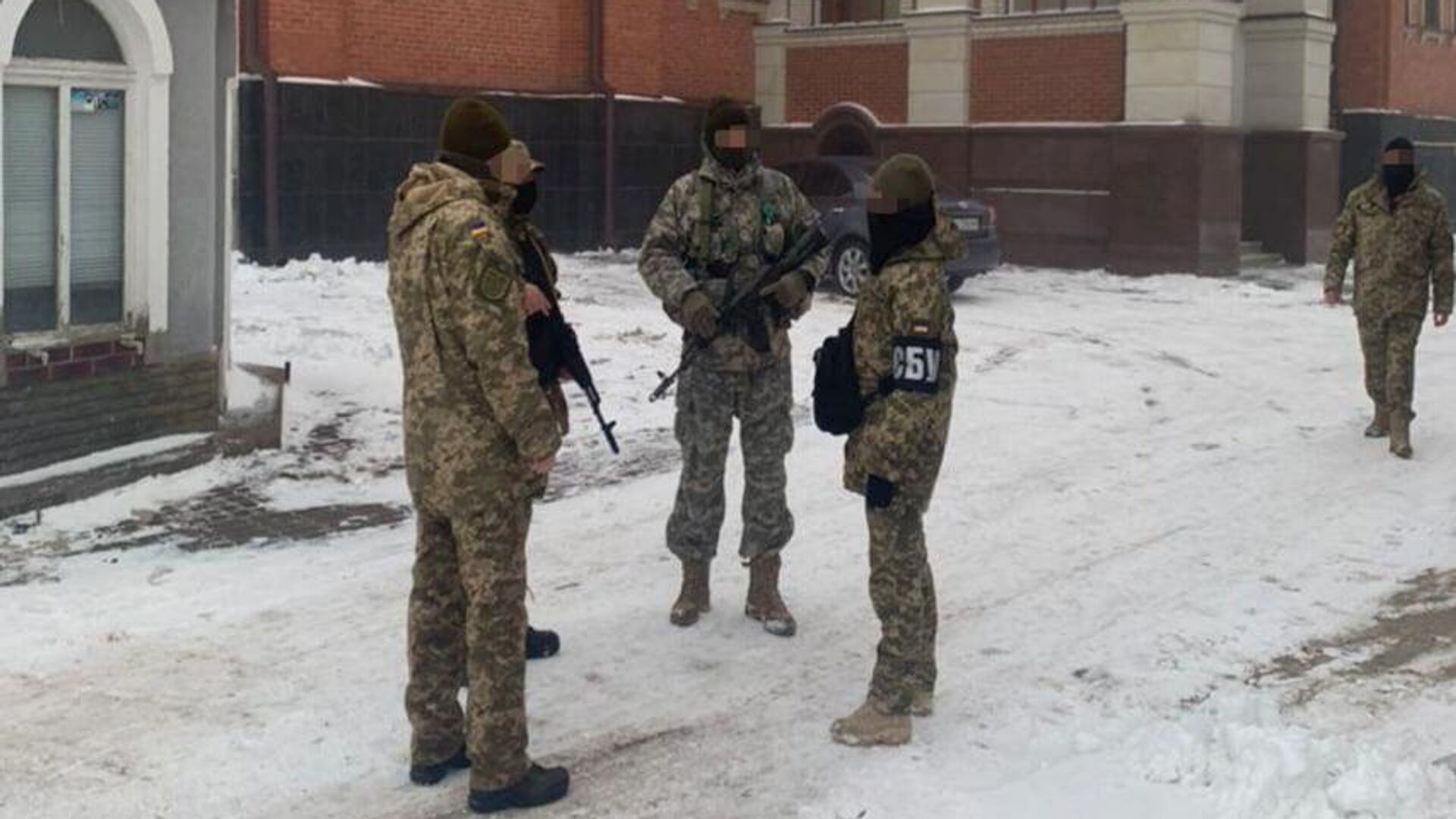 Сотрудники СБУ во время обысков в Свято-Покровском кафедральном соборе Борисполя - РИА Новости, 1920, 26.12.2022