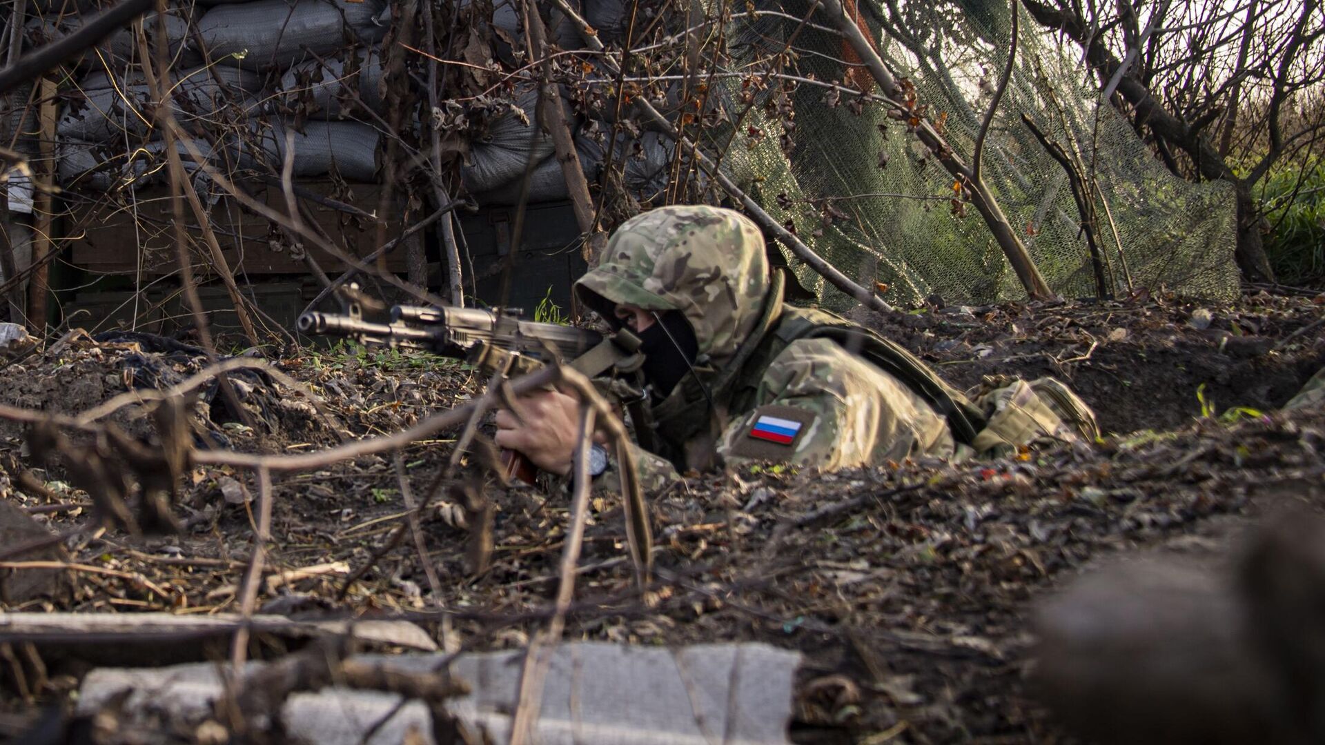 Боец добровольческого отряда Крым недалеко от линии боевого соприкосновения в Запорожской области - РИА Новости, 1920, 15.12.2022