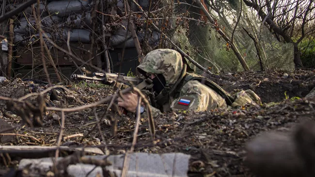 Боец недалеко от линии боевого соприкосновения в Запорожской области