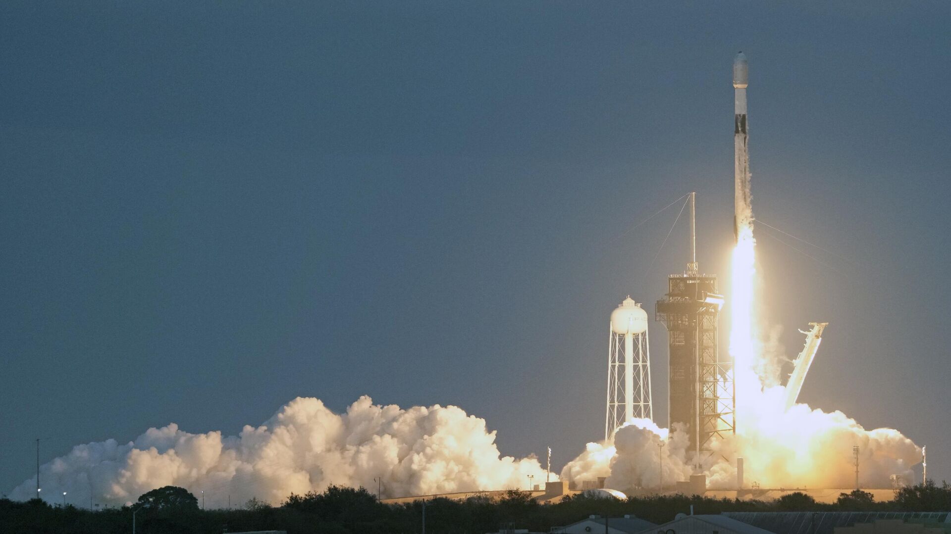 Запуск ракеты SpaceX Falcon 9 со спутниками OneWeb с космодрома имени Кеннеди во Флориде - РИА Новости, 1920, 09.12.2022