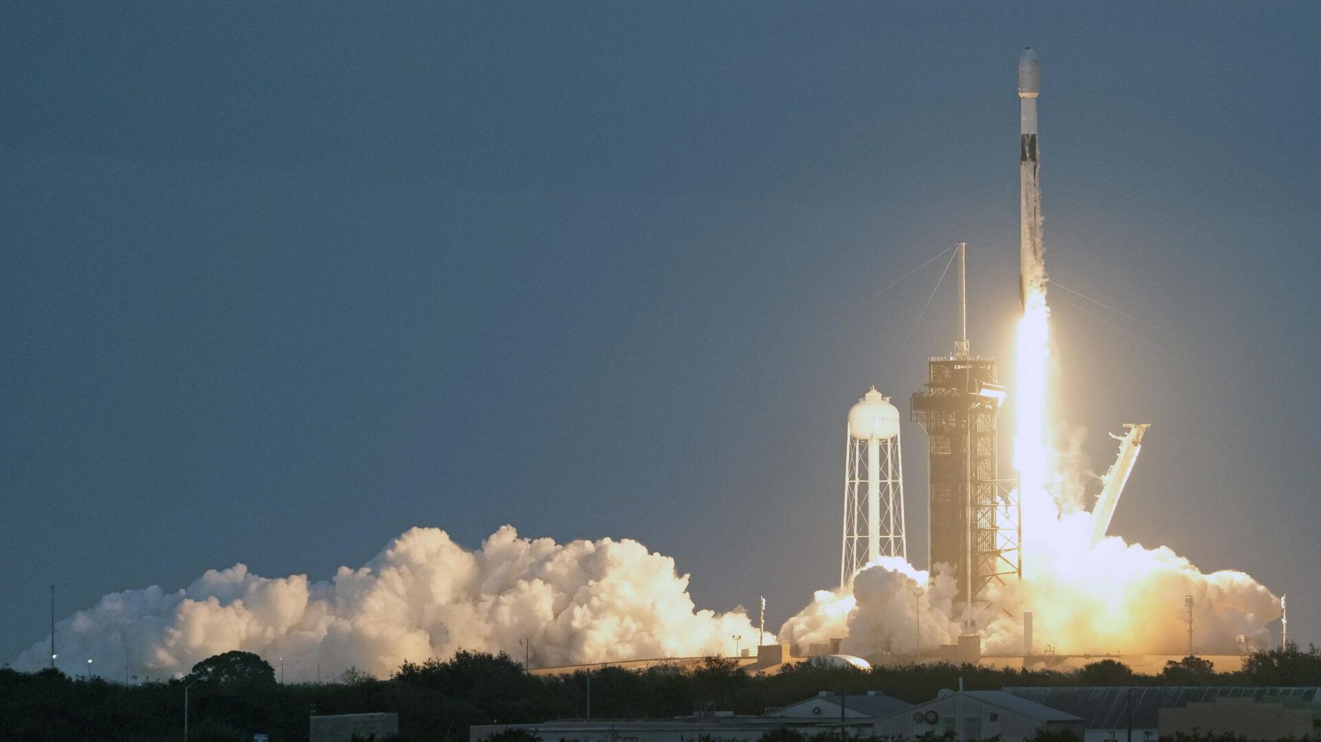 Запуск ракеты SpaceX Falcon 9 со спутниками OneWeb с космодрома имени Кеннеди во Флориде - РИА Новости, 1920, 09.12.2022