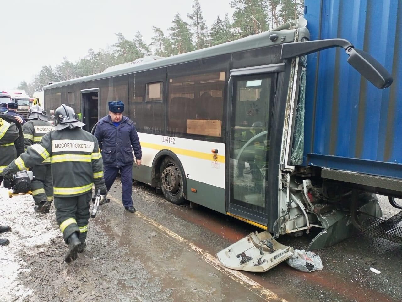 В Подмосковье автобус столкнулся с грузовиком - РИА Новости, 09.12.2022