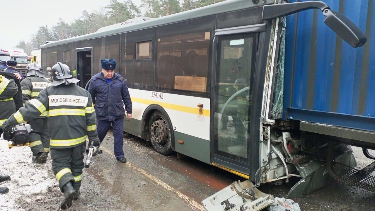 ДТП с участием автобуса в городском округе Орехово-Зуево, деревня Малая Дубна, 87 км трассы М-7 - РИА Новости, 1920, 09.12.2022