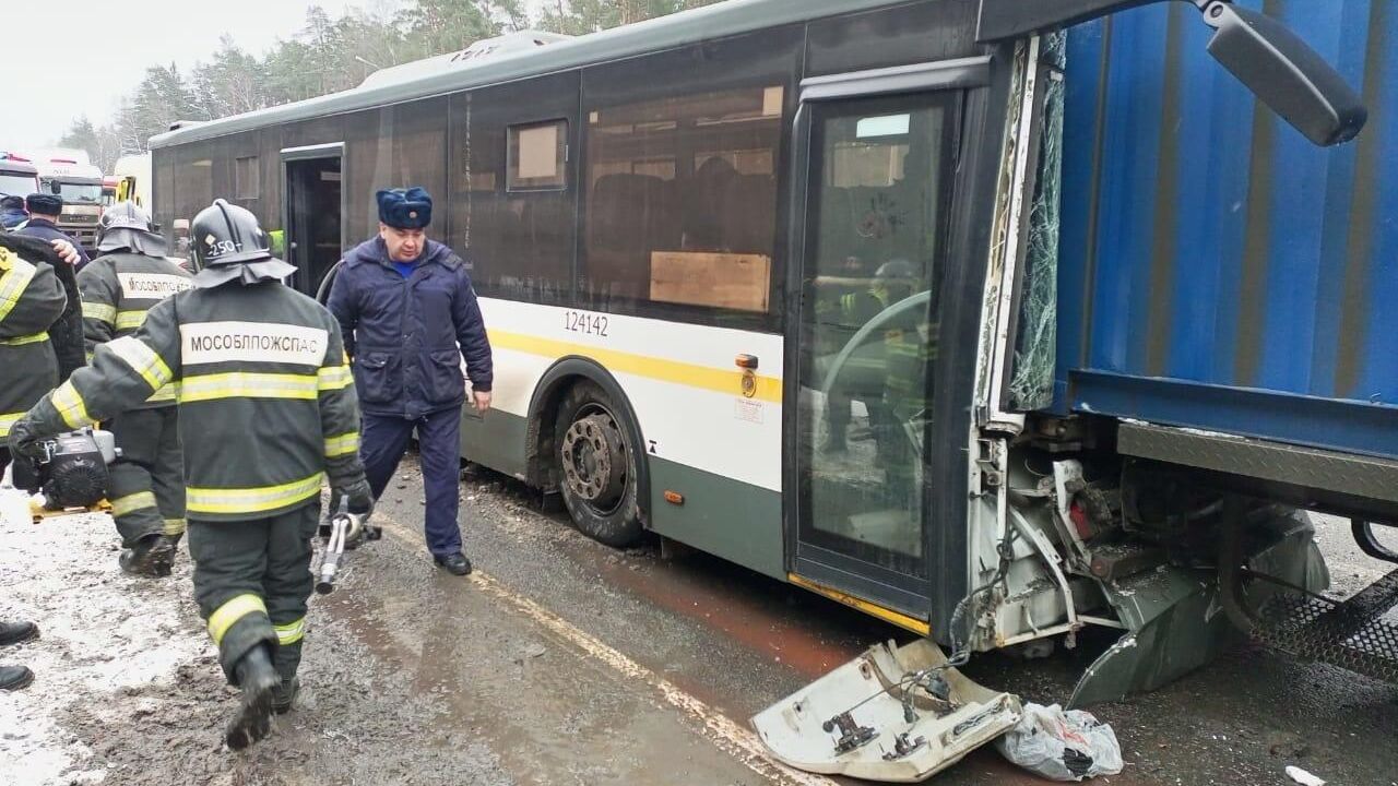 ДТП с участием автобуса в городском округе Орехово-Зуево, деревня Малая Дубна, 87 км трассы М-7 - РИА Новости, 1920, 09.12.2022