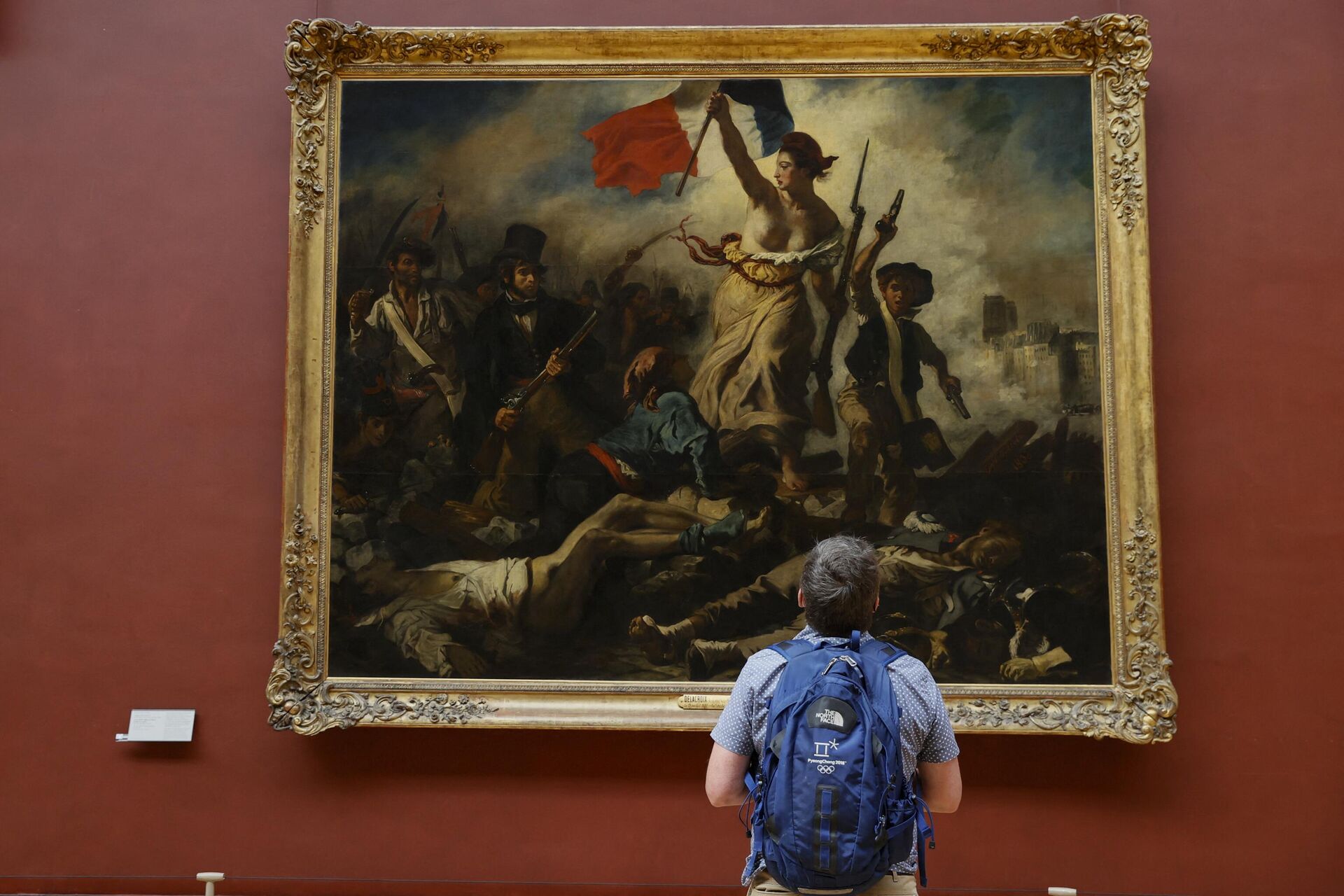 Мужчина возле картины Эжен Делакруа Свобода, ведущая народ в парижском Лувре - РИА Новости, 1920, 09.12.2022