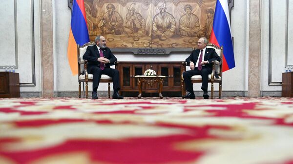 Президент России Владимир Путин и премьер-министр Армении Никол Пашинян во время встречи на саммите стран — участниц Евразийского экономического союза в Бишкеке