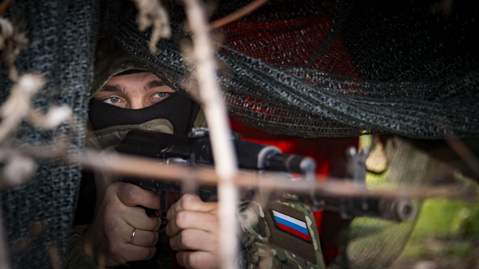 Боец добровольческого отряда Крым недалеко от линии боевого соприкосновения - РИА Новости, 1920, 09.12.2022