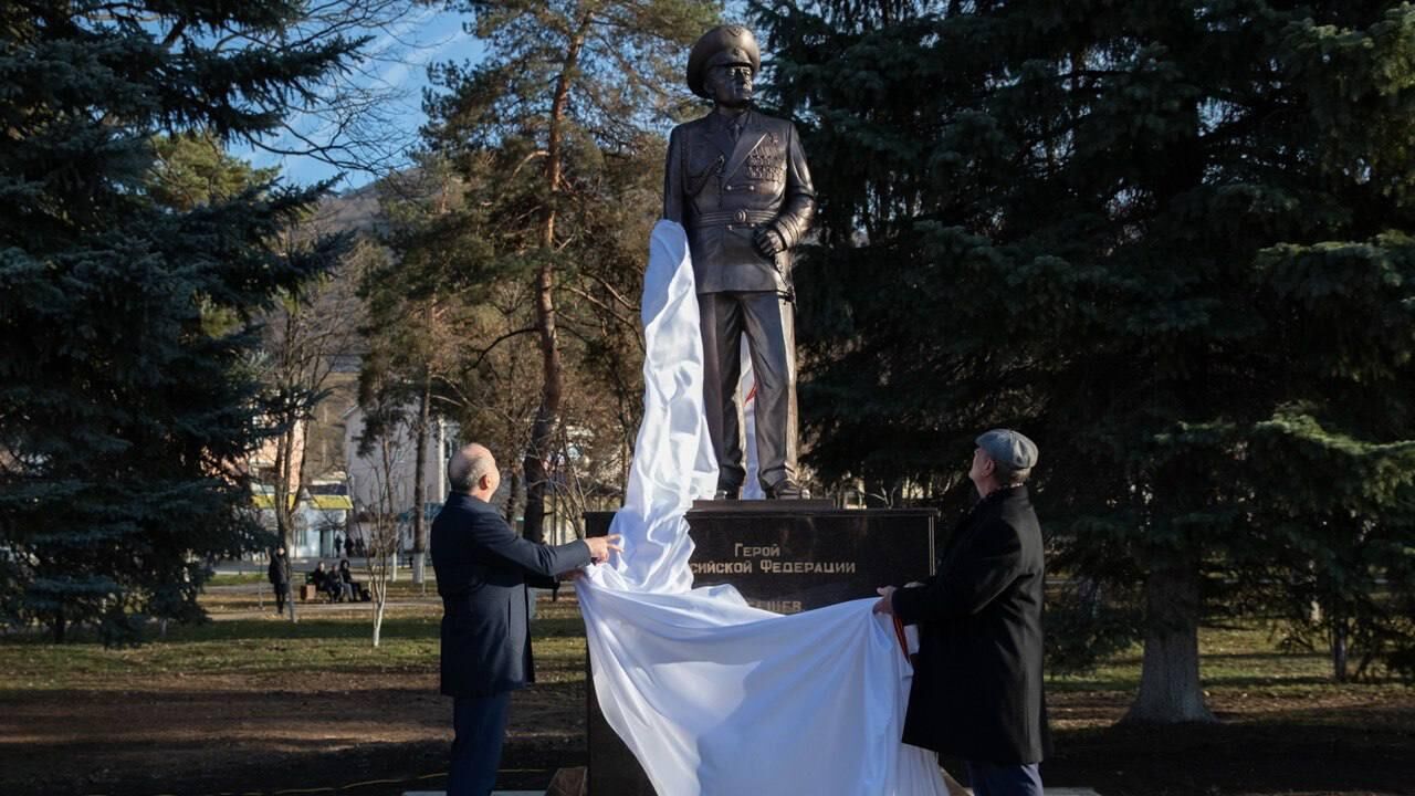 В КЧР открыли памятник герою России, участнику СВО Канамату Боташеву - РИА Новости, 1920, 09.12.2022