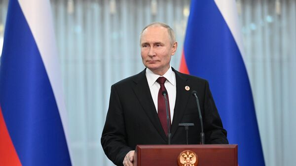 Президент России Владимир Путин отвечает на вопросы журналистов на саммите стран — участниц Евразийского экономического союза в Бишкеке