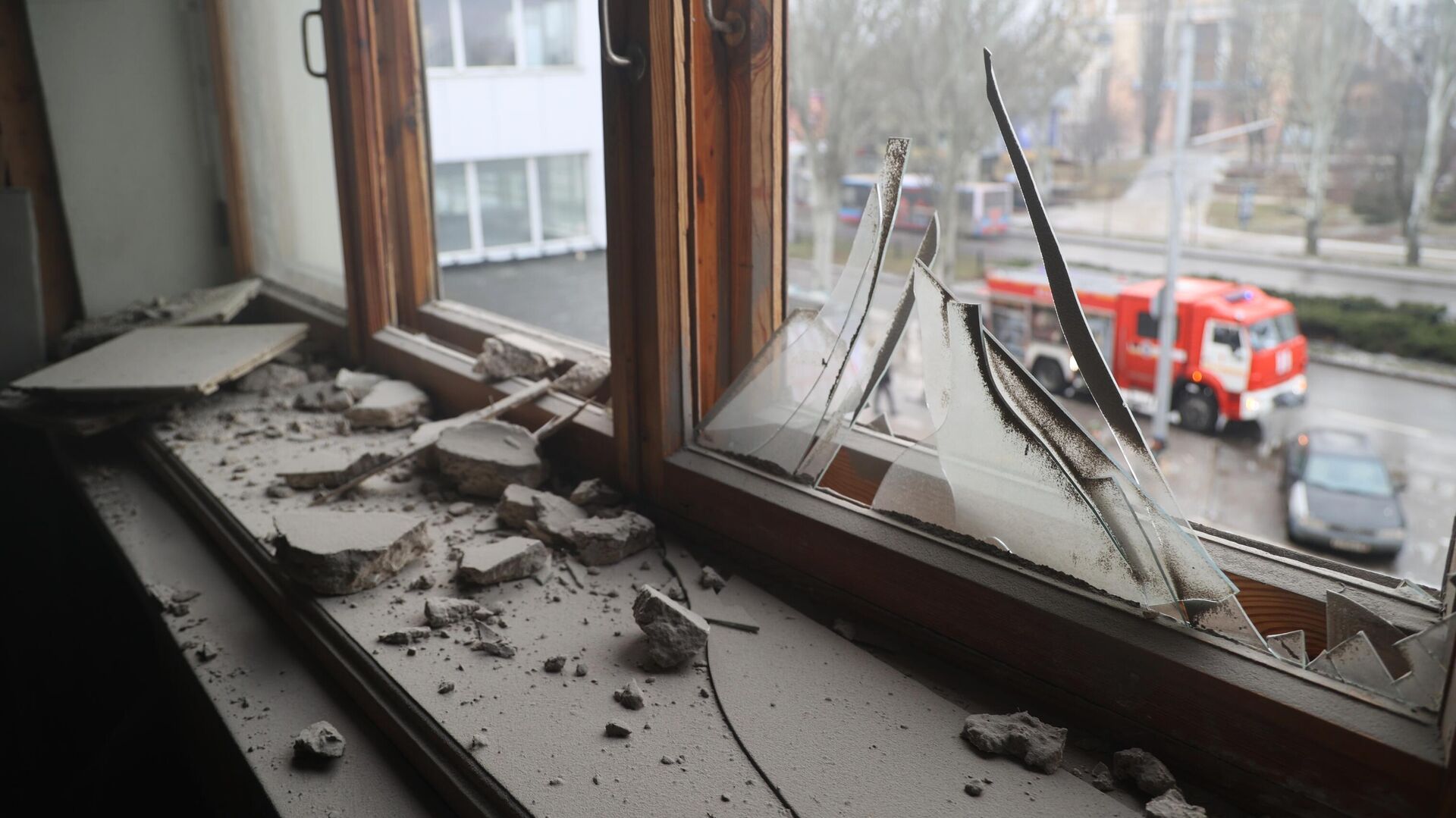 Разбитое окно в здании после попадания снаряда - РИА Новости, 1920, 20.01.2023