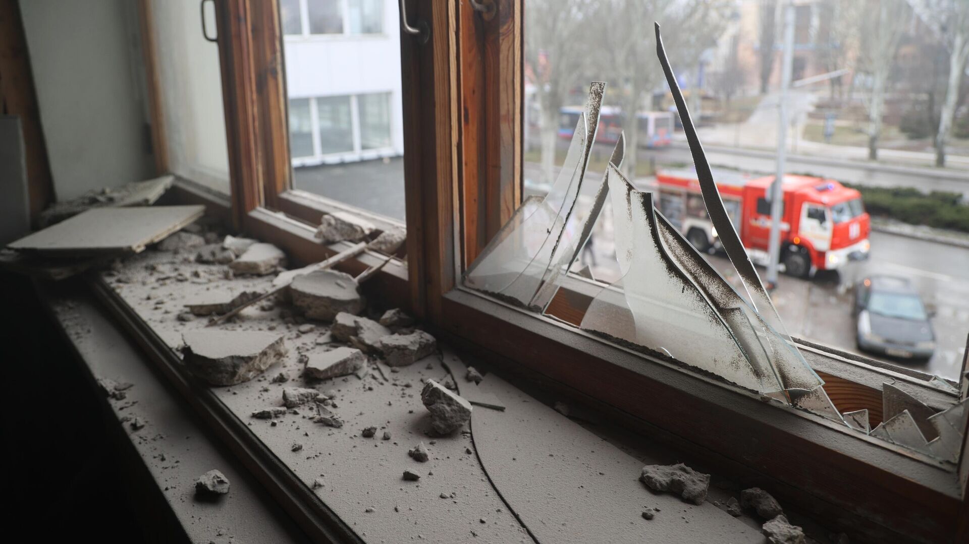 Разбитое окно в здании после попадания снаряда - РИА Новости, 1920, 05.02.2023