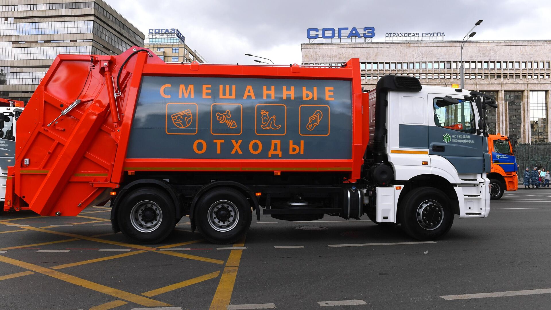 Мусоровоз во время парада городской техники на Садовом кольце в Москве - РИА Новости, 1920, 09.12.2022