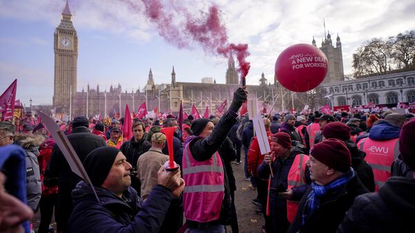 Протест работников почты возле здания парламента в Лондоне