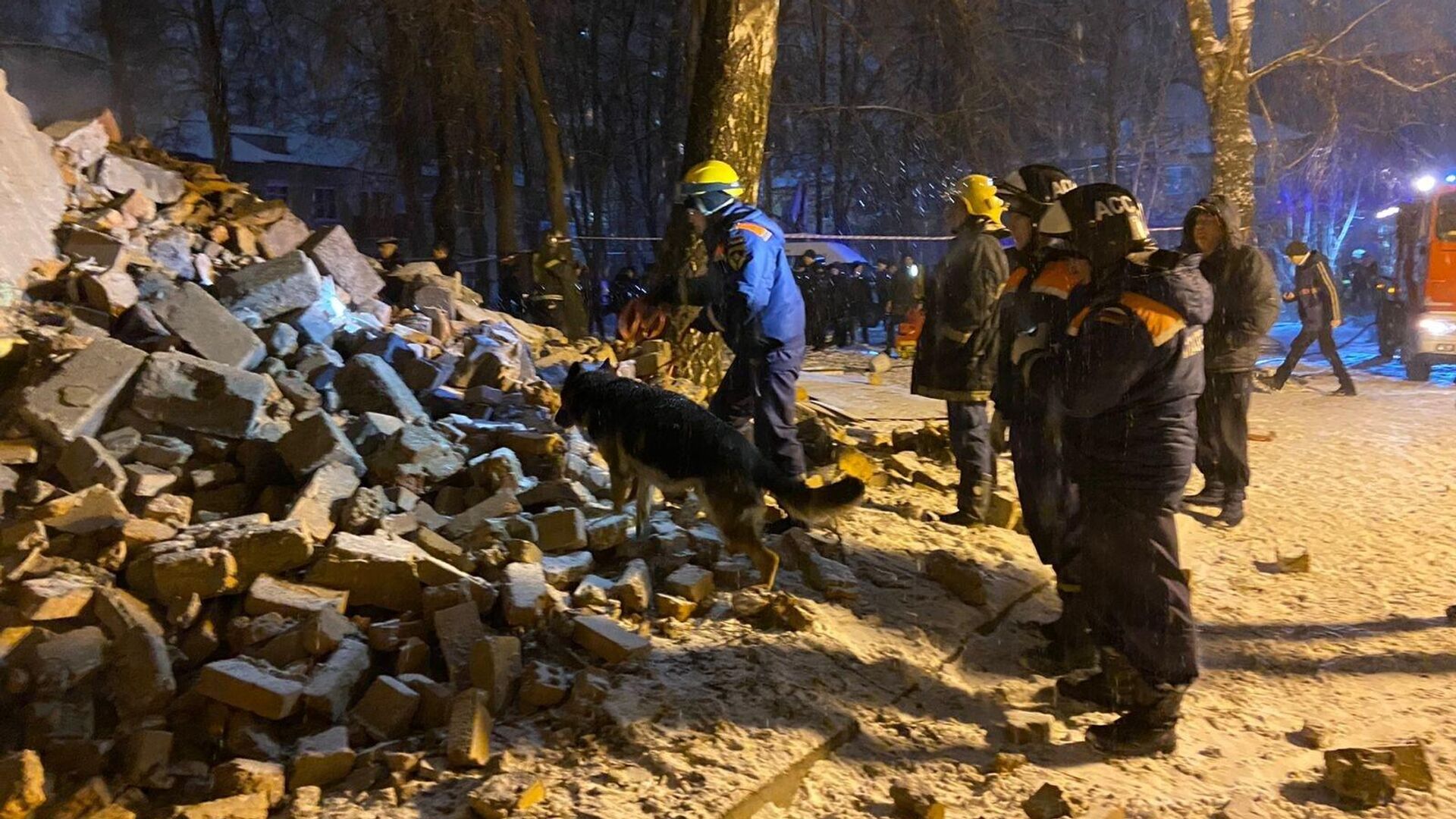 Сотрудники МЧС на месте частичного обрушения двухэтажного дома в Рязани - РИА Новости, 1920, 14.05.2023