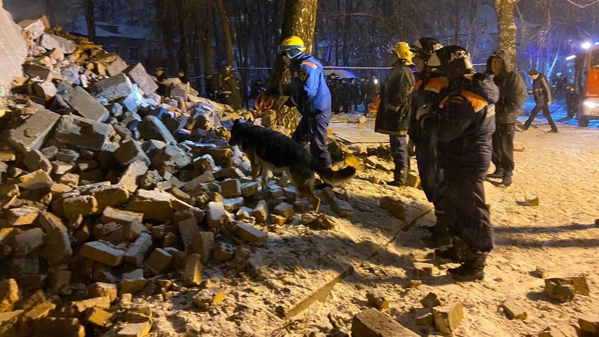 Сотрудники МЧС на месте частичного обрушения двухэтажного дома в Рязани - РИА Новости, 1920, 09.12.2022