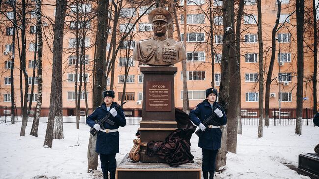 Памятник Герою России генерал-лейтенанту Роману Кутузову открыли на Аллее Героев Отечества в посёлке Чкаловский городского округа Щелково