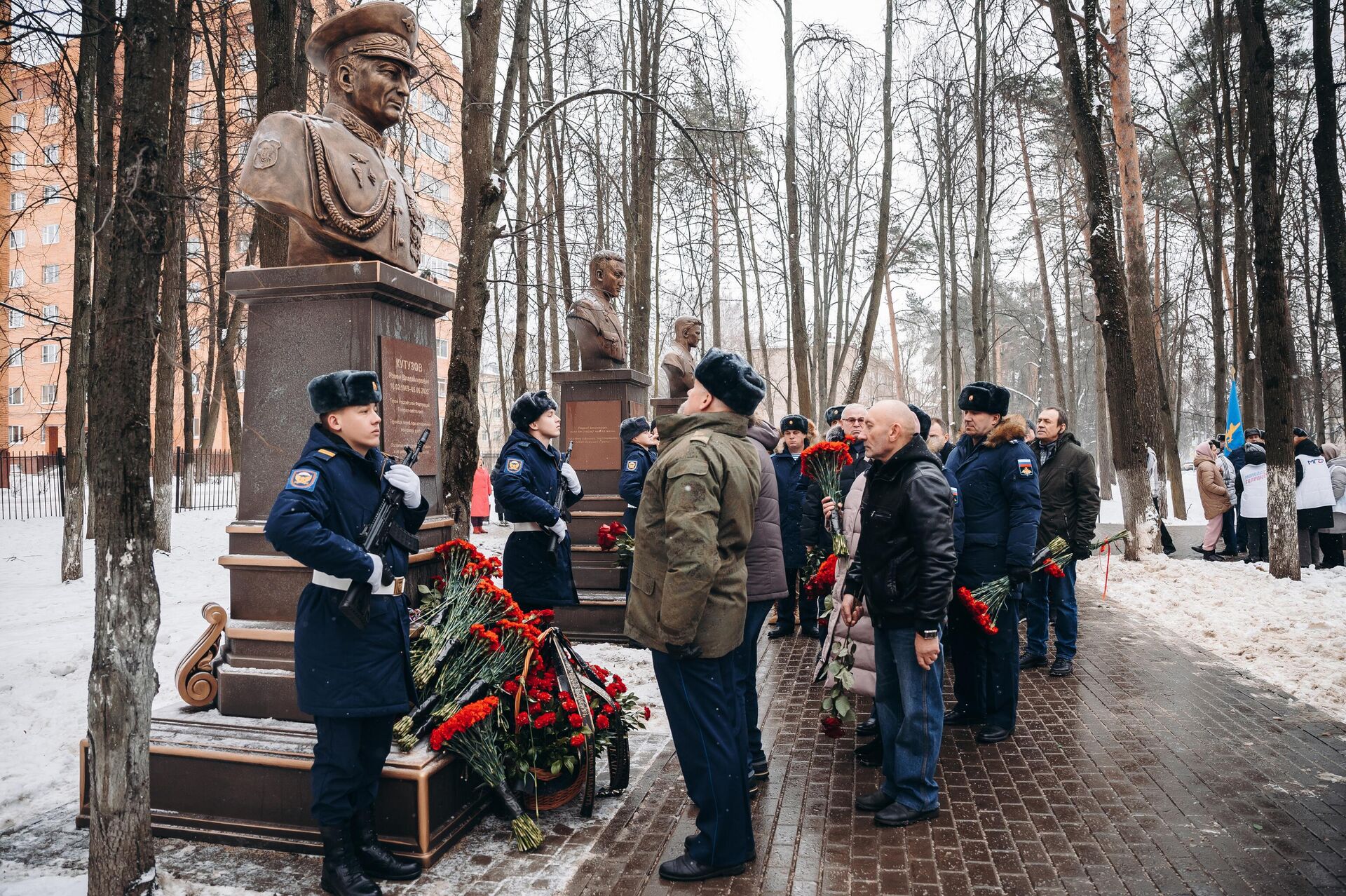 Памятник Герою России генерал-лейтенанту Роману Кутузову открыли на Аллее Героев Отечества в посёлке Чкаловский городского округа Щелково - РИА Новости, 1920, 09.12.2022