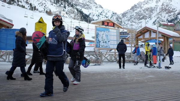 Посетители горнолыжного курорта Чимбулак близ Алма-Аты