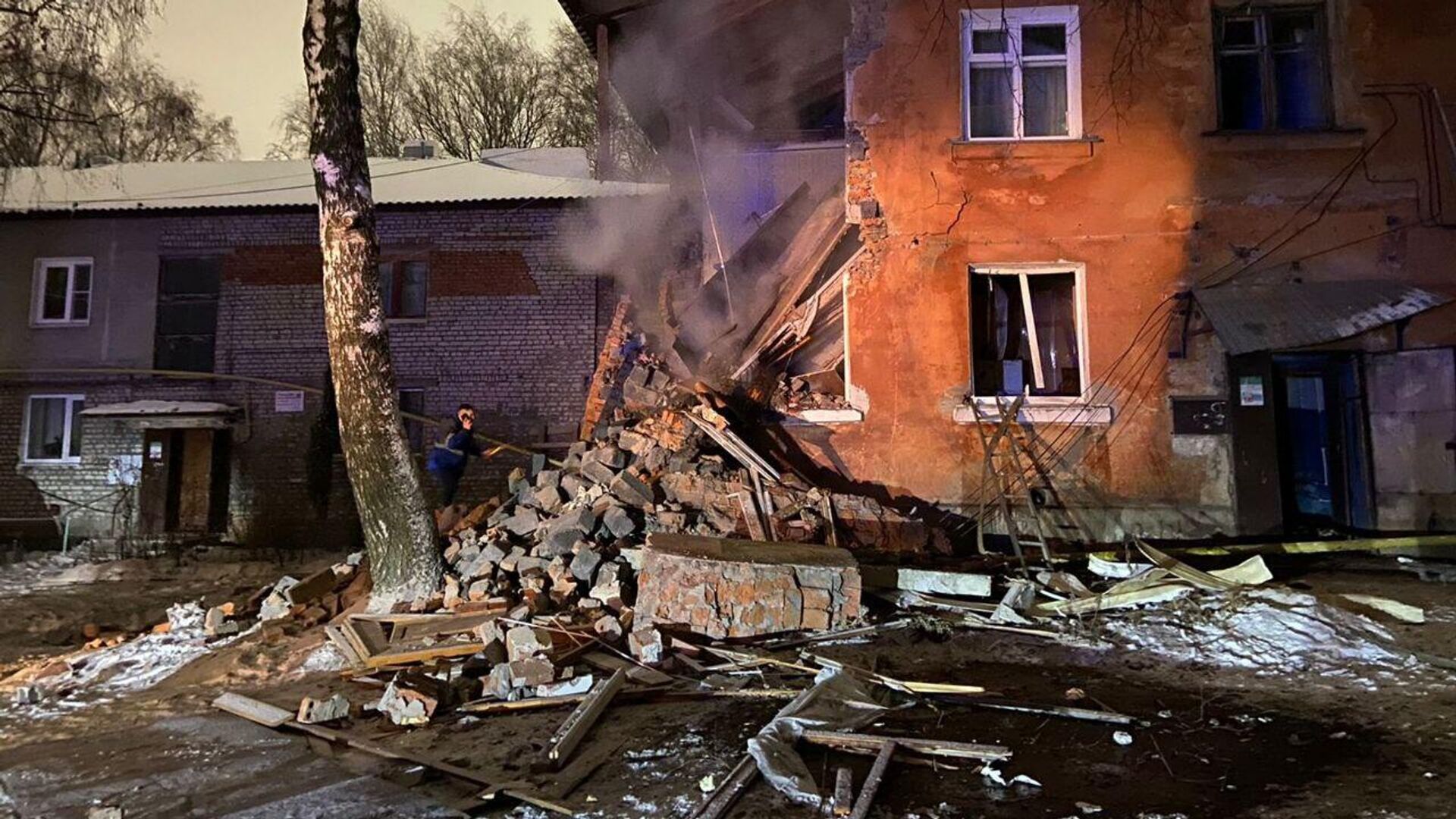 На месте частичного обрушения двухэтажного дома в Рязани - РИА Новости, 1920, 13.12.2022