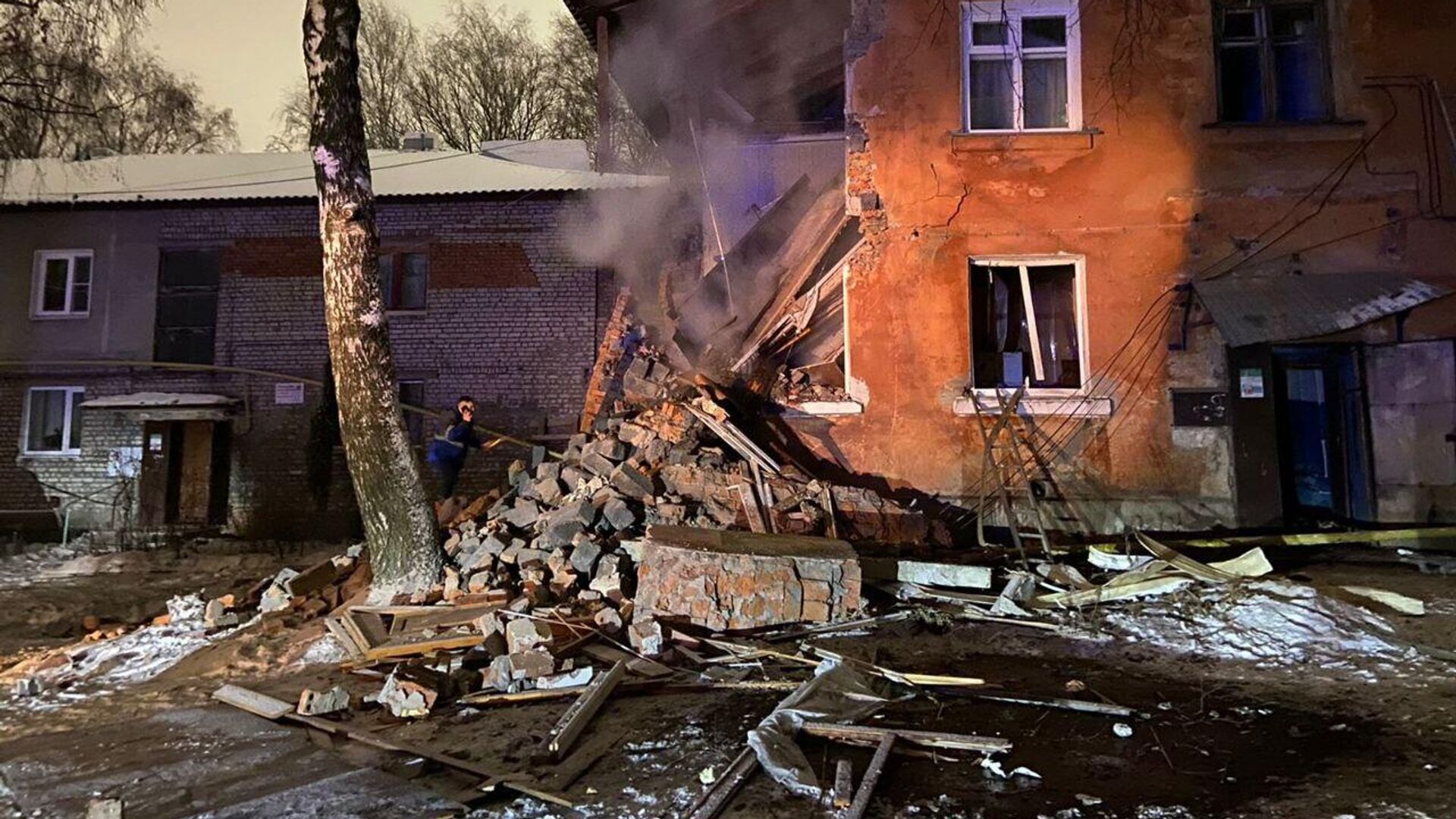 На месте частичного обрушения двухэтажного дома в Рязани - РИА Новости, 1920, 15.05.2023
