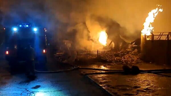 Сильный пожар в Ворошиловском районе Донецка из-за украинских обстрелов
