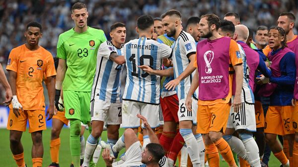 Футболисты сборных Аргентины и Нидерландов во время потасовки