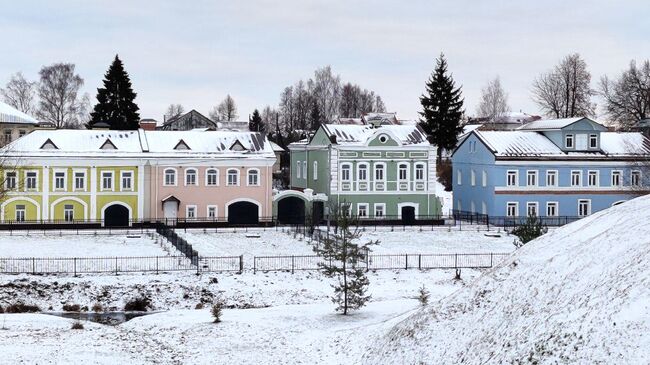 Село Вятское. Дома на набережной