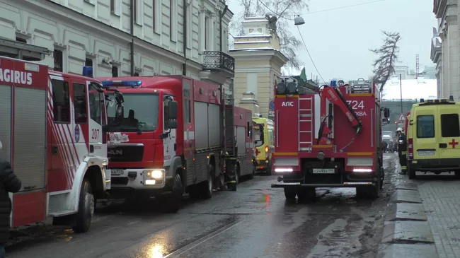 Оперативные службы на месте пожара в здании усадьбы Лопухиных в Малом Знаменском переулке