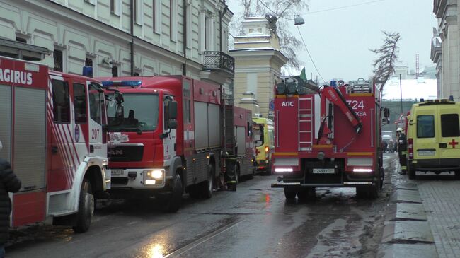 Оперативные службы на месте пожара в здании усадьбы Лопухиных в Малом Знаменском переулке